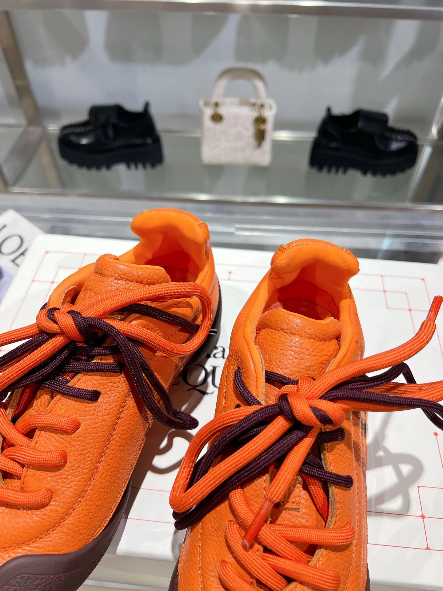 p580💰Couple model 𝐀𝐥𝐞𝐱𝐚𝐧𝐝𝐞𝐫 𝐌𝐜𝐐𝐮𝐞𝐞𝐧#/Alexander McQueen’s latest Flexion series, retro, casual, sneakers, original purchase, development, production, this Flexion Off Low-top sneakers in white grained leather with varying sized laces and an anatomically inspired lightweight segmented sole. The reverse skull pattern is embossed on the heel. Fabric: Original customized imported first-layer cowhide. Lining: Customized imported breathable mesh lining. Sole: Original open-molded non-slip TPU material. Bottom thickness: 2CM. Size: #Female size 35-40 (40 customized, non-refundable) #Men’s code 39-45 (45 customized, non-refundable)